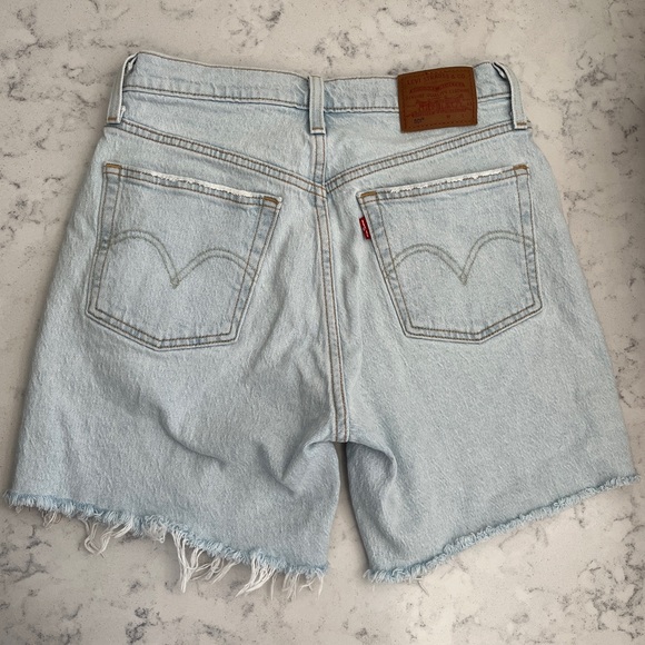 Levi’s Light Wash Jean Shorts - Picture 2 of 6